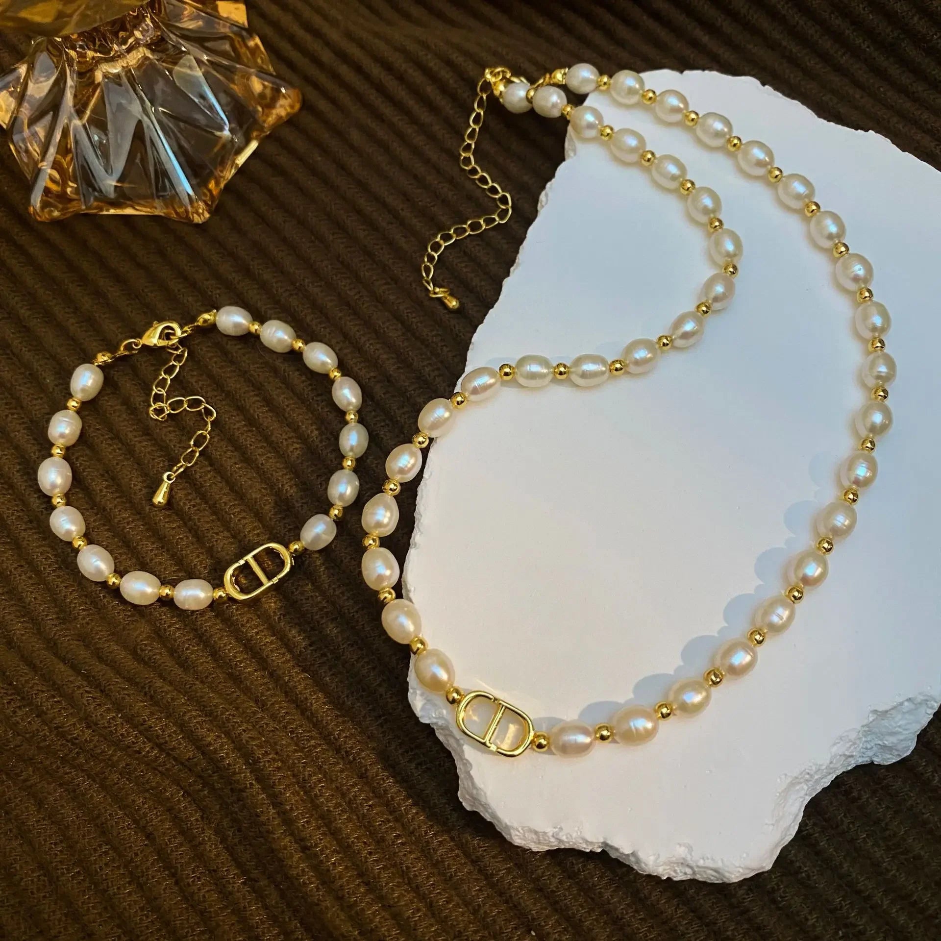 Natürliche Perlenkette für Frauen, goldene Perlen, Pulloverkette, Lockbone-Kette, vielseitiges High-End-Schmuckzubehör