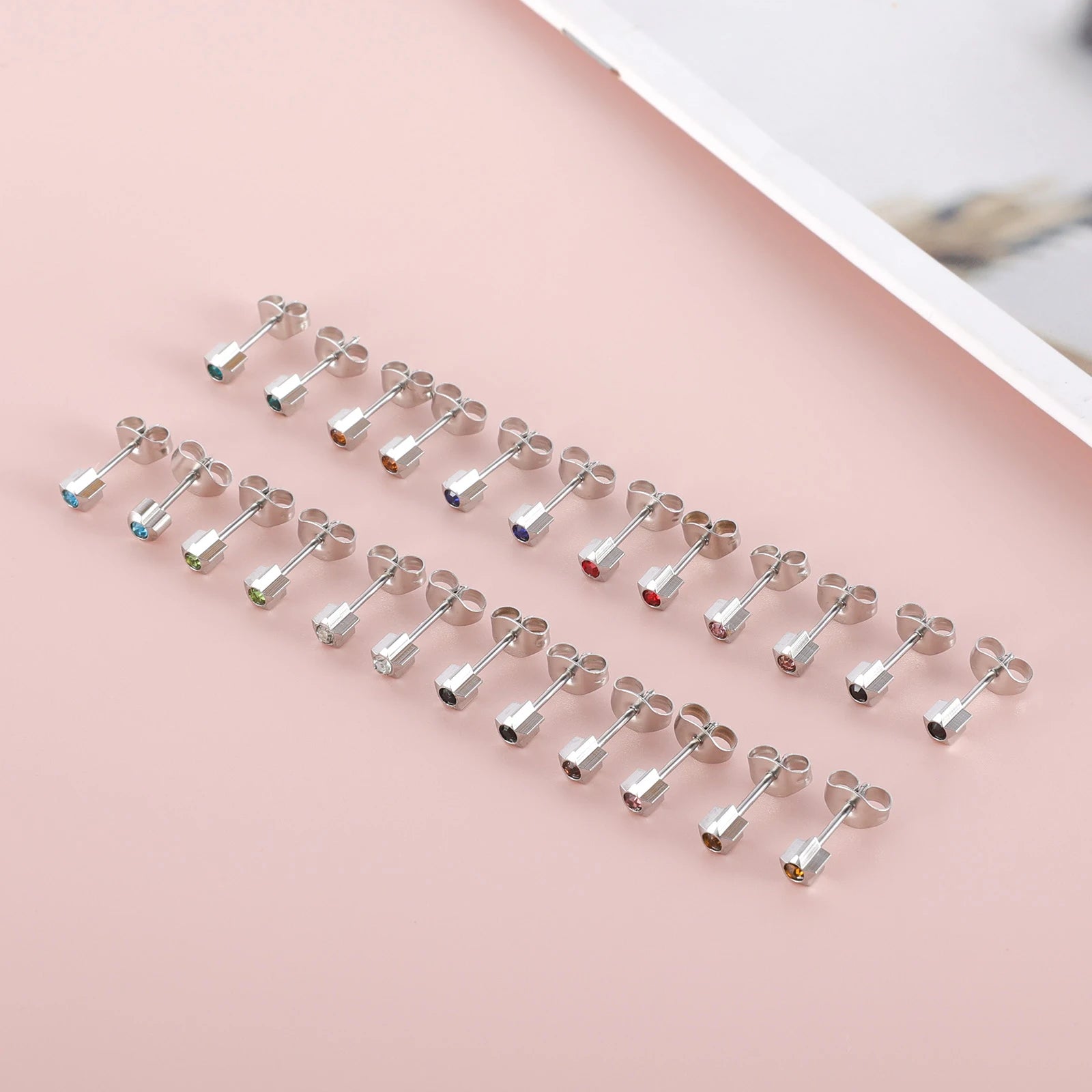 12 Paar Ohrstecker mit Geburtsstein aus chirurgischem Edelstahl mit kubischem Zirkonia, vergoldeter Herz-Stern-Ohrstecker, runder mehrfarbiger Ohrstecker