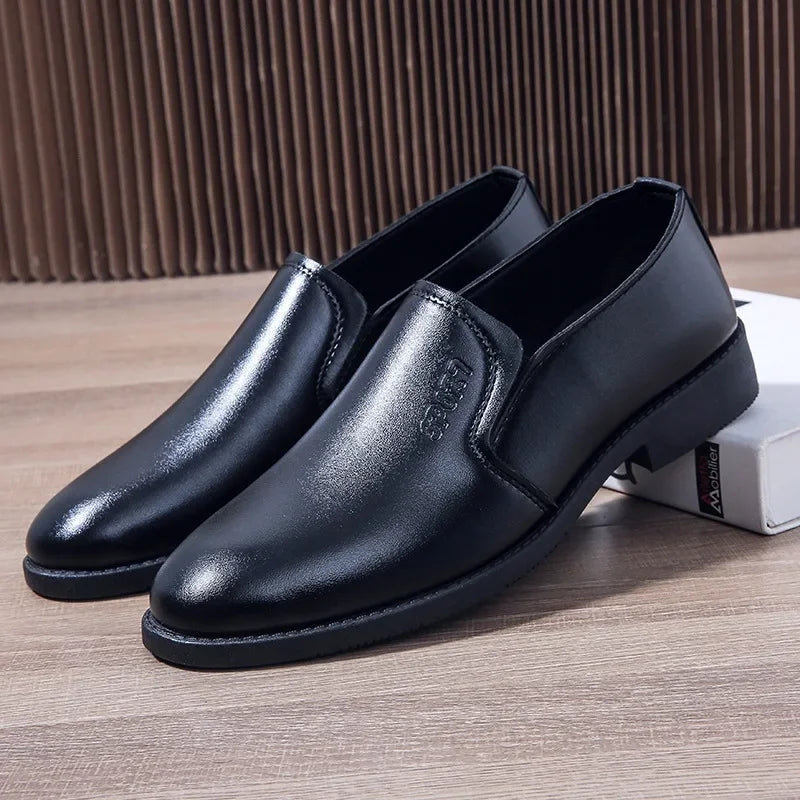 Atmungsaktive Casual-Lederschuhe für Männer, koreanische trendige Business-formelle Schuhe, runder Kopf, erhältlich für junge Männer