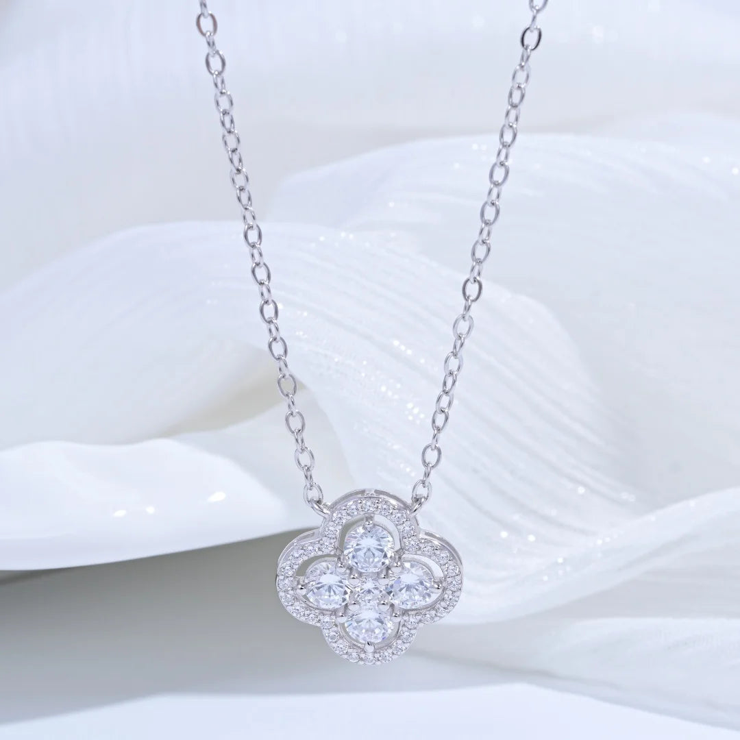 Vierblättriges Kleeblatt-Halskette aus S925-Sterlingsilber für Damen, eingelegt mit Zirkonia, eine leichte Luxus-Schlüsselbeinkette SL42