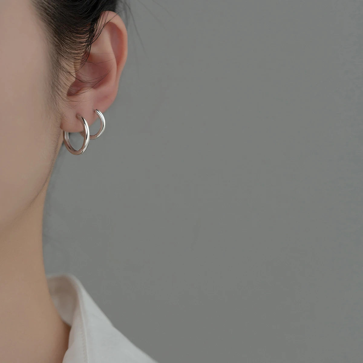 MODIAN 925 Sterling Silber Einfache Kreis-Ohrschnalle 14 mm - 18 mm platinierte hypoallergene Creolen für Damenschmuck