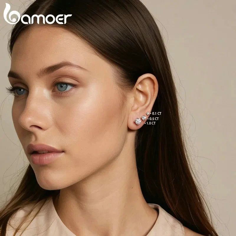 BAMOER vergoldete runde Moissanit-Ohrstecker für Damen, 925er Sterlingsilber, klassischer Verlobungs- und Hochzeitsschmuck, Geschenk MSE038