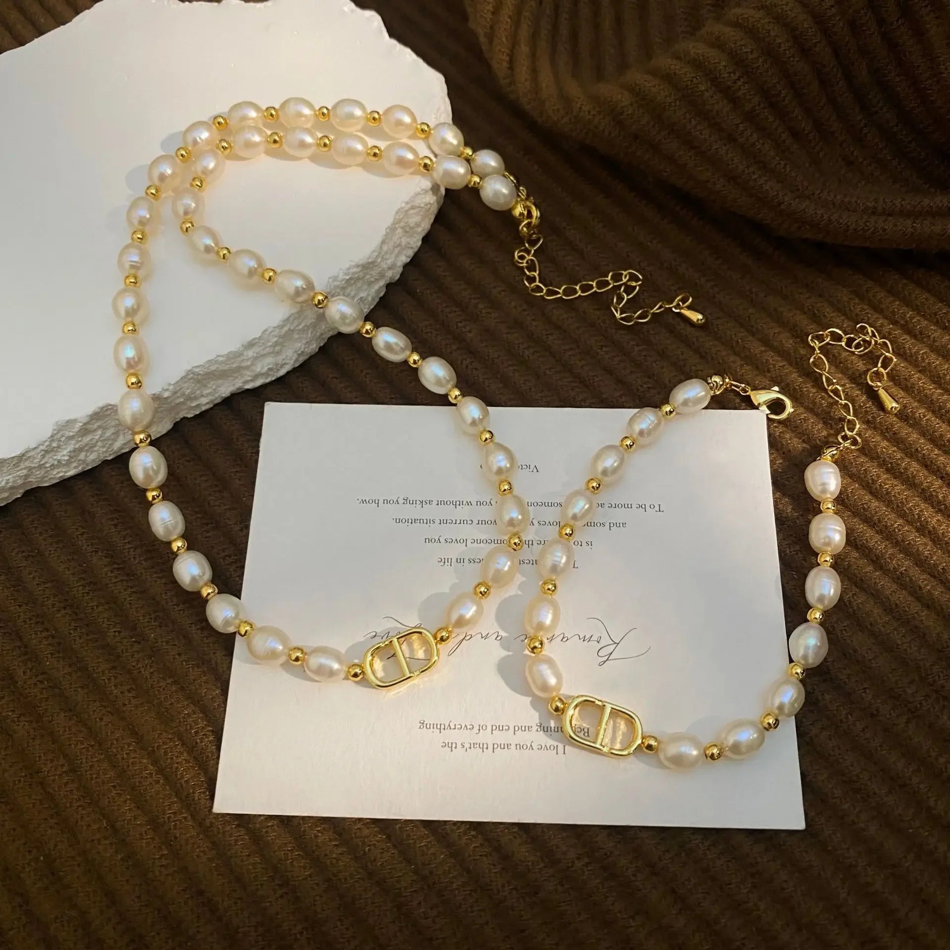 Natürliche Perlenkette für Frauen, goldene Perlen, Pulloverkette, Lockbone-Kette, vielseitiges High-End-Schmuckzubehör