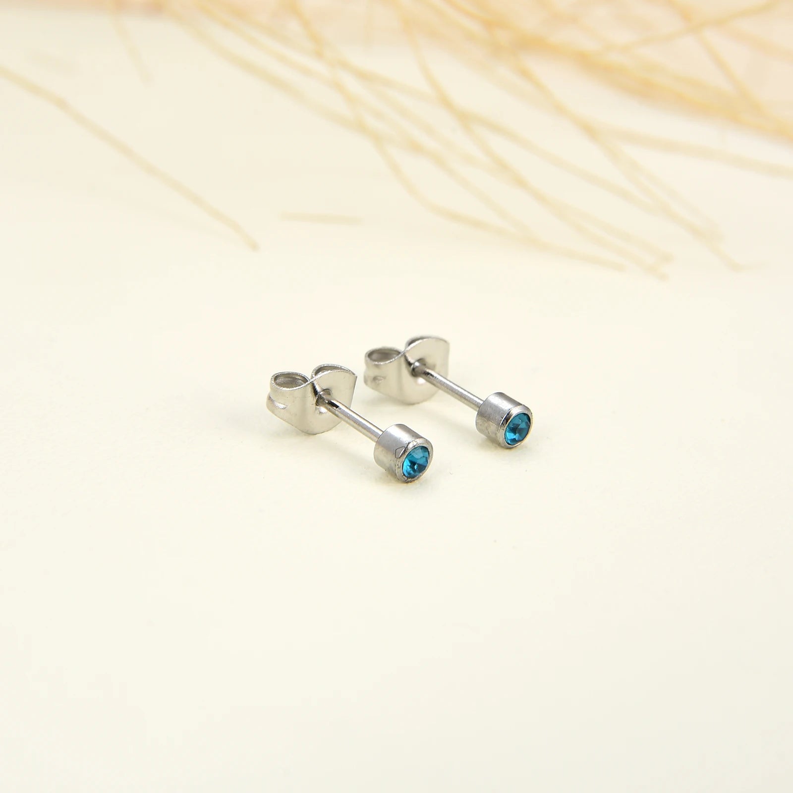 12 Paar Ohrstecker mit Geburtsstein aus chirurgischem Edelstahl mit kubischem Zirkonia, vergoldeter Herz-Stern-Ohrstecker, runder mehrfarbiger Ohrstecker